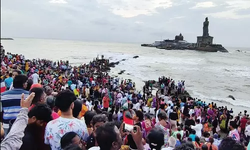 ஞாயிற்றுக்கிழமை விடுமுறை நாளான இன்று கன்னியாகுமரியில் சுற்றுலா பயணிகள் கூட்டம் அலைமோதியது