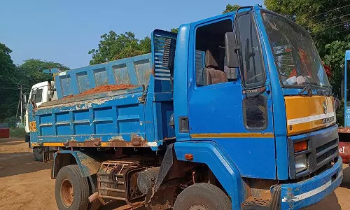 ஆரல்வாய்மொழியில் அனுமதியின்றி செம்மண் கடத்திய டெம்போ பறிமுதல்