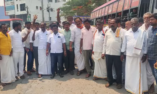 சூளகிரியில் தி.மு.க- காங்கிரஸ் கட்சியினர்  பட்டாசு வெடித்து  கொண்டாட்டம்