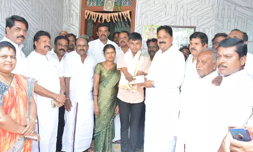 மாற்றுத்திறனாளி மாணவன் 10-ம் வகுப்பு தேர்வில் சாதனை:கலெக்டர், அரசியல் கட்சி பிரமுகர்கள் நேரில் வாழ்த்து