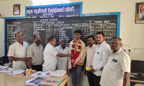 10-ம் வகுப்பு பொதுதேர்வில் முதல் மதிப்பெண் பெற்ற   மாணவனுக்கு பாராட்டு