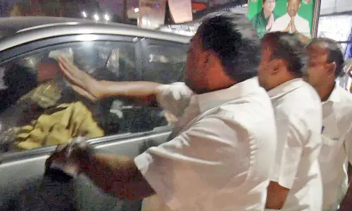 எடப்பாடியில் ஓ.பி.எஸ் ஆதரவாளர் புகழேந்தியை அ.தி.மு.க.வினர் தாக்க முயற்சி