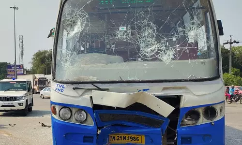 நல்லூர் சுங்கச்சாவடி அருகே இருசக்கர வாகனம் மீது அரசுப் பேருந்து மோதி வாலிபர் பலி