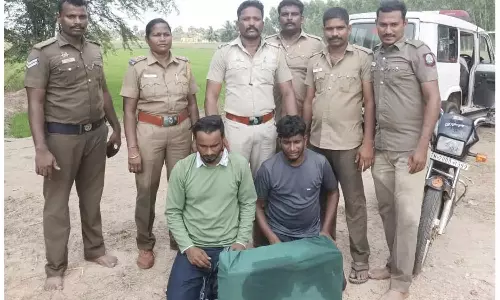 வடமாநில வியாபாரிகளை தாக்கி, எல்இடி டிவியை பறித்துச் சென்ற 2 பேர் சிறையில் அடைப்பு