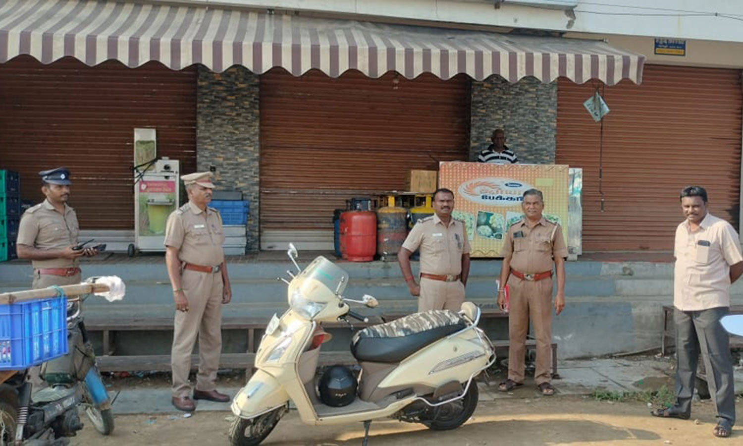 கீழ்பவானி வாய்க்காலில் காங்கிரீட் அமைக்கும் திட்டத்தை கைவிட வலியுறுத்தி 500-க்கும் மேற்பட்ட கடைகள் அடைப்பு