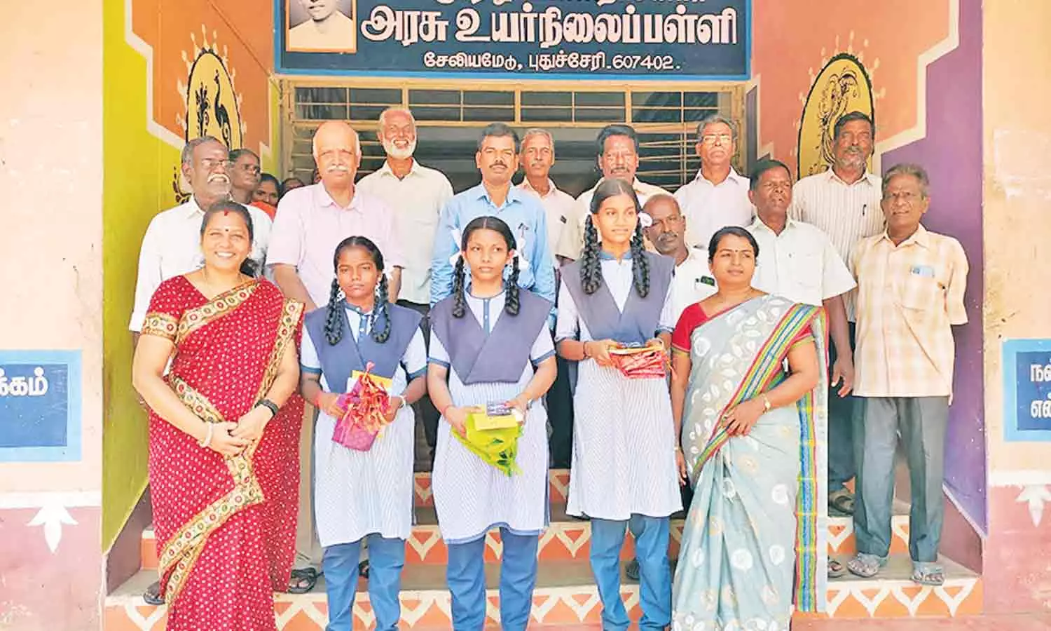 முன்னாள் மாணவர்கள் சார்பில் பாராட்டு விழா