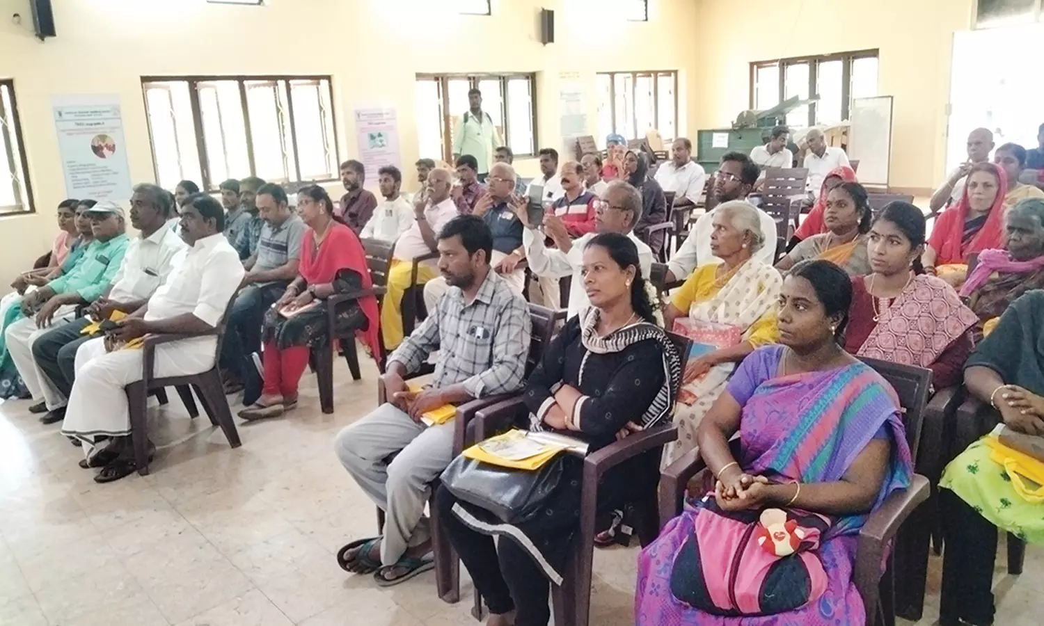 சின்னமனூர் அருகே தேனீ வளர்ப்பு குறித்து விவசாயிகளுக்கு பயிற்சி