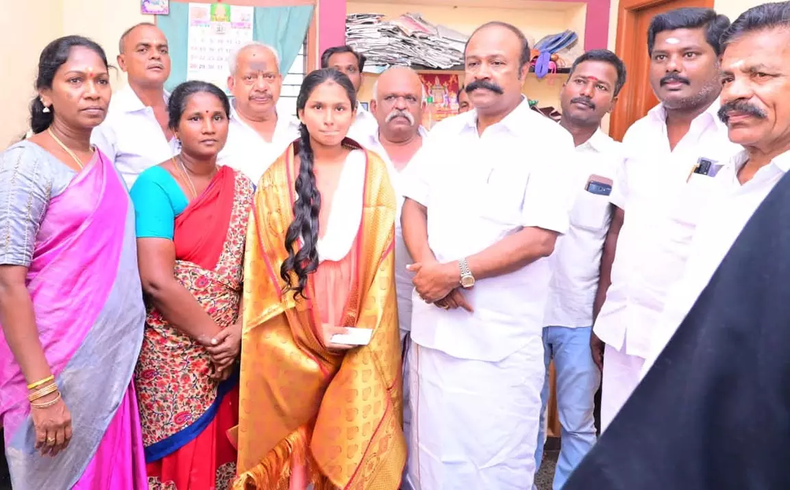 மானாமதுரை அரசு பள்ளி மாணவிக்கு அமைச்சர் பாராட்டு மானாமதுரை அரசு பள்ளி மாணவிக்கு அமைச்சர் பாராட்டு