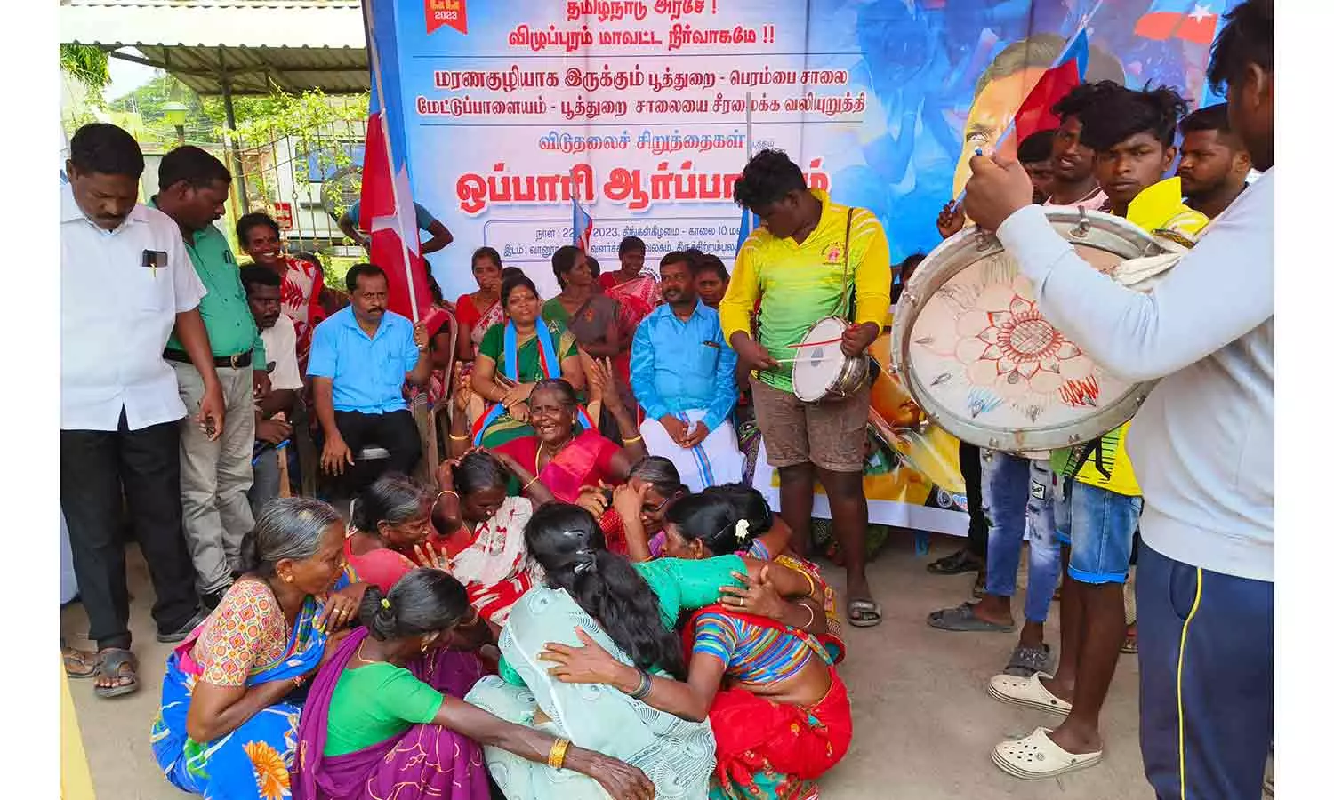 சாலையை சீரமைக்க கோரி விடுதலை சிறுத்தை ஒப்பாரி போராட்டம் சாலையை சீரமைக்க கோரி விடுதலை சிறுத்தை ஒப்பாரி போராட்டம்