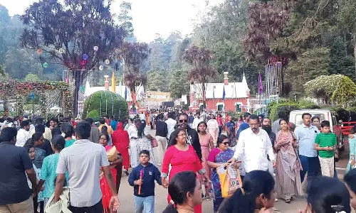 ஊட்டி மலர் கண்காட்சியை 3 நாளில் 92 ஆயிரம் பேர் கண்டு ரசித்தனர்