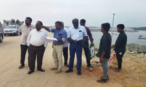 தேங்காய்பட்டினம் மீன்பிடி துறைமுகத்தில் அலைதடுப்பு சுவர் நீட்டிக்கும் பணி