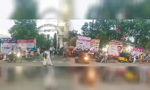 அரியலூர் நகராட்சியில் சாலையோரம் உள்ள விளம்பரதட்டிகளை அகற்ற பொதுமக்கள் கோரிக்கை
