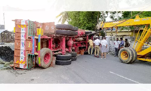 இரும்பு பைப் ஏற்றி வந்த லாரி கவிழ்ந்து விபத்து
