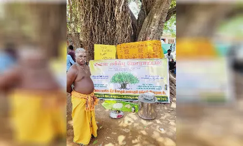 செந்துறை அருகே நூறாண்டுகள் பழமையான ஆலமரத்தை அகற்ற எதிர்ப்பு