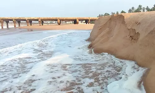 குளச்சலில் திடீர் கடல் சீற்றம் கட்டுமரங்கள் வழக்கம்போல் மீன் பிடிக்க சென்றன