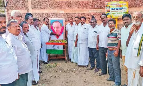 தூத்துக்குடியில் ராஜீவ்காந்தி படத்திற்கு மாலை அணிவிப்பு