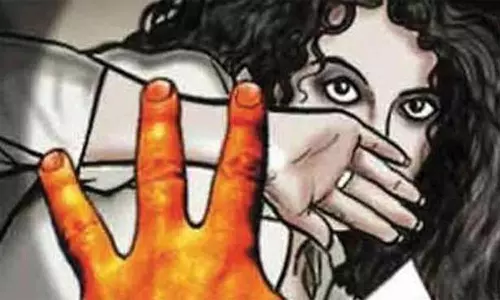 நண்பரை கட்டிப்போட்டு இளம் பெண்ணை பலாத்காரம் செய்ய முயற்சி