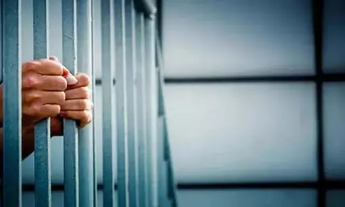 புளியரை சோதனை சாவடி வழியாக கேரளாவில் இருந்து பிளாஸ்டிக் கழிவுகள் ஏற்றி வந்த 2 லாரிகள் பறிமுதல்- டிரைவர்கள் 2 பேர் கைது