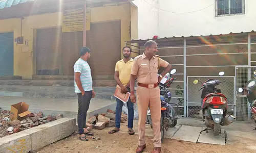 மேட்டூரில் துணிகரம் கூரியர் நிறுவன ஷட்டரை உடைத்து பணம், பொருட்கள் திருட்டு