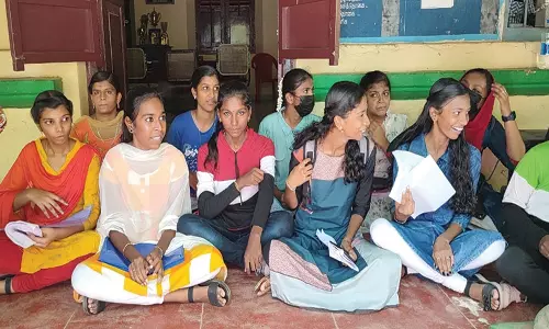 நாகர்கோவில் அரசு பள்ளியில் விரும்பும் பாடப்பிரிவுகள் ஒதுக்காததால் மாணவிகள் திடீர் போராட்டம்
