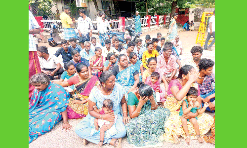சித்திரை திருவிழா- கூட்ட நெரிசலில் சிக்கி பலியான வாலிபர்  குடும்பத்துக்கு நிவாரணம் வழங்க வேண்டும்