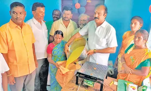 நெல்லை மாநகராட்சி 3-வது வார்டு சேந்திமங்கலத்தில் புதிய ரேஷன் கடை- தச்சை சுப்பிரமணியன் திறந்து வைத்தார்