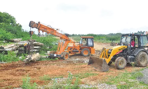 ஊட்டுவாழ்மடம் மக்களின் வசதிக்காக ரெயில்வே தண்டவாளம் பகுதியில் தற்காலிக சாலை
