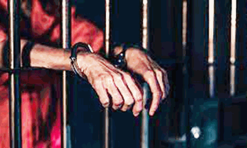 கொள்ளையடிக்க ஆயுதங்களுடன் பதுங்கியிருந்த 5 பேர் கைது