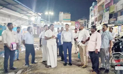 பாலக்கோடு பேரூராட்சியில் நடைபெற்று வரும் திட்ட பணிகளை அதிகாரி திடீர் ஆய்வு