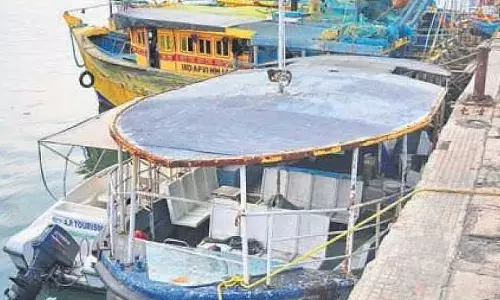 படகு விளையாட்டின் போது சண்டை போட்ட சுற்றுலா பயணிகள்