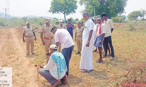 வனத்தை விட்டு யானைகள் வெளியேறாமல் இருக்க தொங்கும் மின்வேலி அமைப்பு