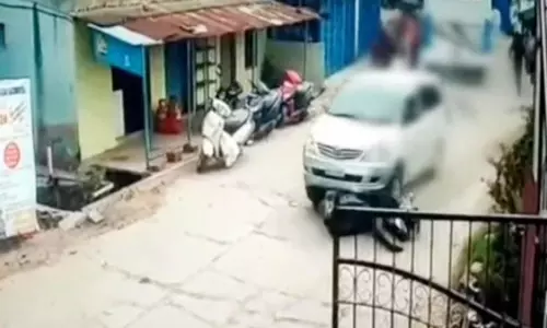 அடுத்தடுத்து இருசக்கர வாகனங்கள் மீது மோதி விபத்தை ஏற்படுத்திய கார்