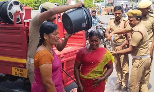 சேலம் கலெக்டர் அலுவலகத்தில் தாய், 2 மகள்கள் தீக்குளிக்க முயற்சி