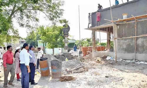 அரசு பள்ளியில் வகுப்பறை கட்டும் பணியை மாவட்ட கணிப்பாய்வு அலுவலர் ஆய்வு