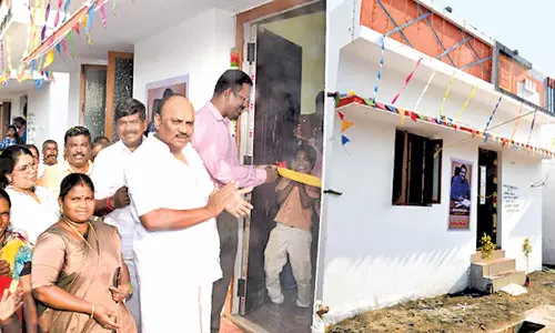 நரிக்குறவர் இனத்தை சேர்ந்தவர்களுக்கு 13 வீடுகள் கட்டிக்கொடுத்த கலெக்டர்