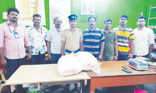 ரெயிலில் கடத்திய கஞ்சா பறிமுதல்