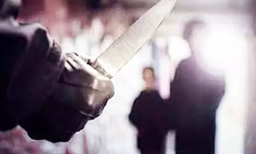 தொழிலாளியை கத்தியால் குத்திய வாலிபர் கைது