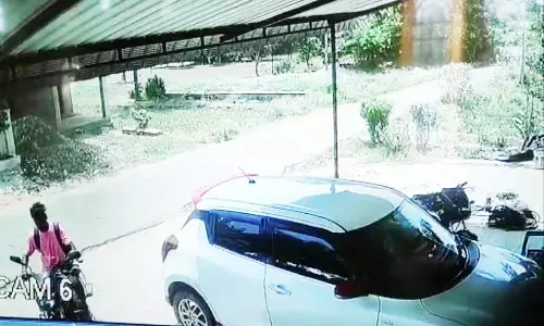 பட்ட பகலில் பைக் திருட்டு