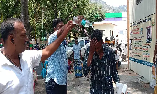 வேலூர் கலெக்டர் அலுவலகத்தில் வாலிபர் தீக்குளிக்க முயற்சி