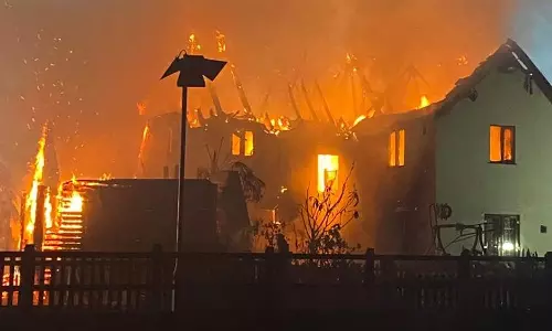 நள்ளிரவில் பற்றி எரிந்த வீடு.. உரிமையாளர்களின் உயிரை காப்பாற்றிய வளர்ப்பு நாய்கள்