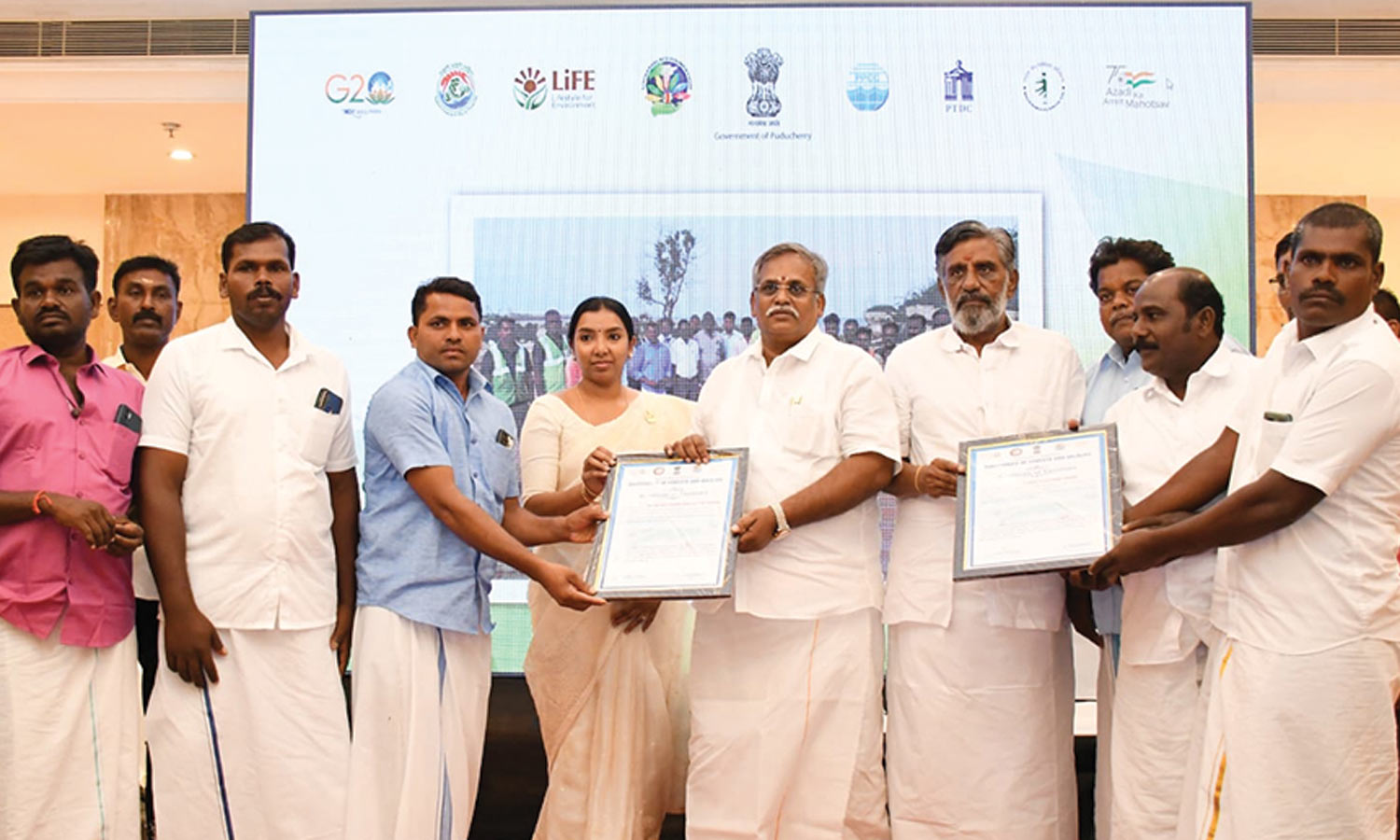 கரை ஒதுங்கிய திமிங்கலத்தை மீட்டு ஆழ்கடலில் விட்ட மீனவர்களுக்கு ரூ.10 ஆயிரம் பரிசு-சான்றிதழ்