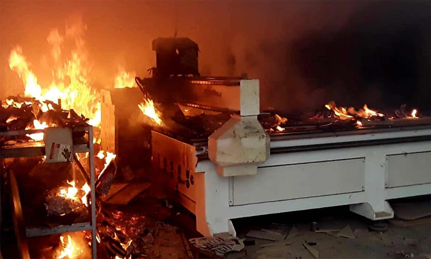 ஈரோட்டில் இன்று அதிகாலை பிளக்ஸ் நிறுவனத்தில் தீ விபத்து