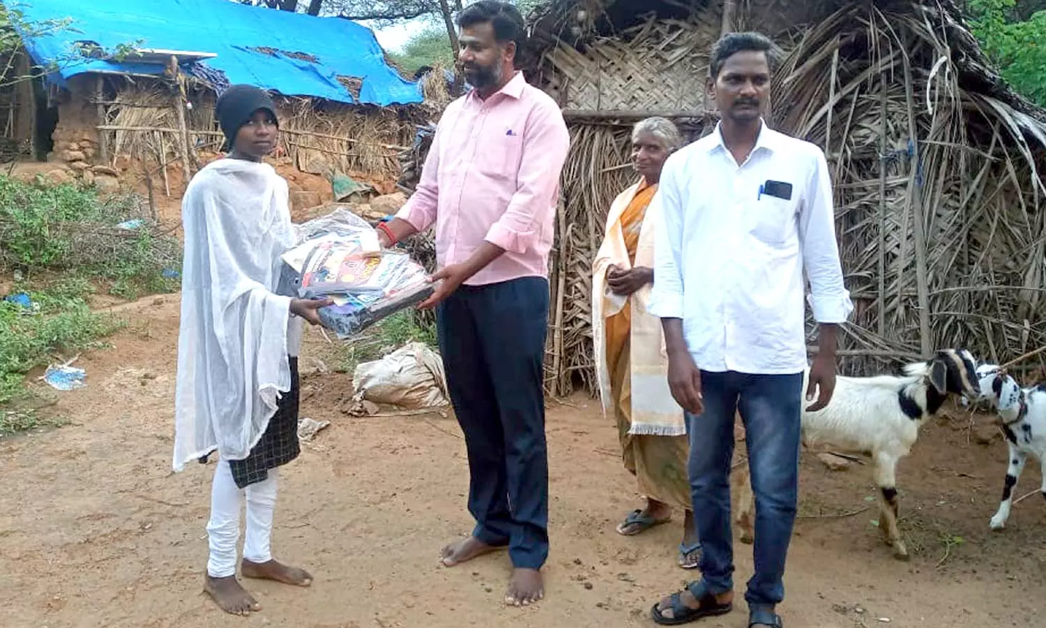 இடைநின்ற மாணவியை சாதிக்க வைத்த அதிகாரி- தேர்வில் வெற்றி பெற்றதால் அரசு காரில் அழைத்துச்சென்று கவுரவம் இடைநின்ற மாணவியை சாதிக்க வைத்த அதிகாரி- தேர்வில் வெற்றி பெற்றதால் அரசு காரில் அழைத்துச்சென்று கவுரவம்