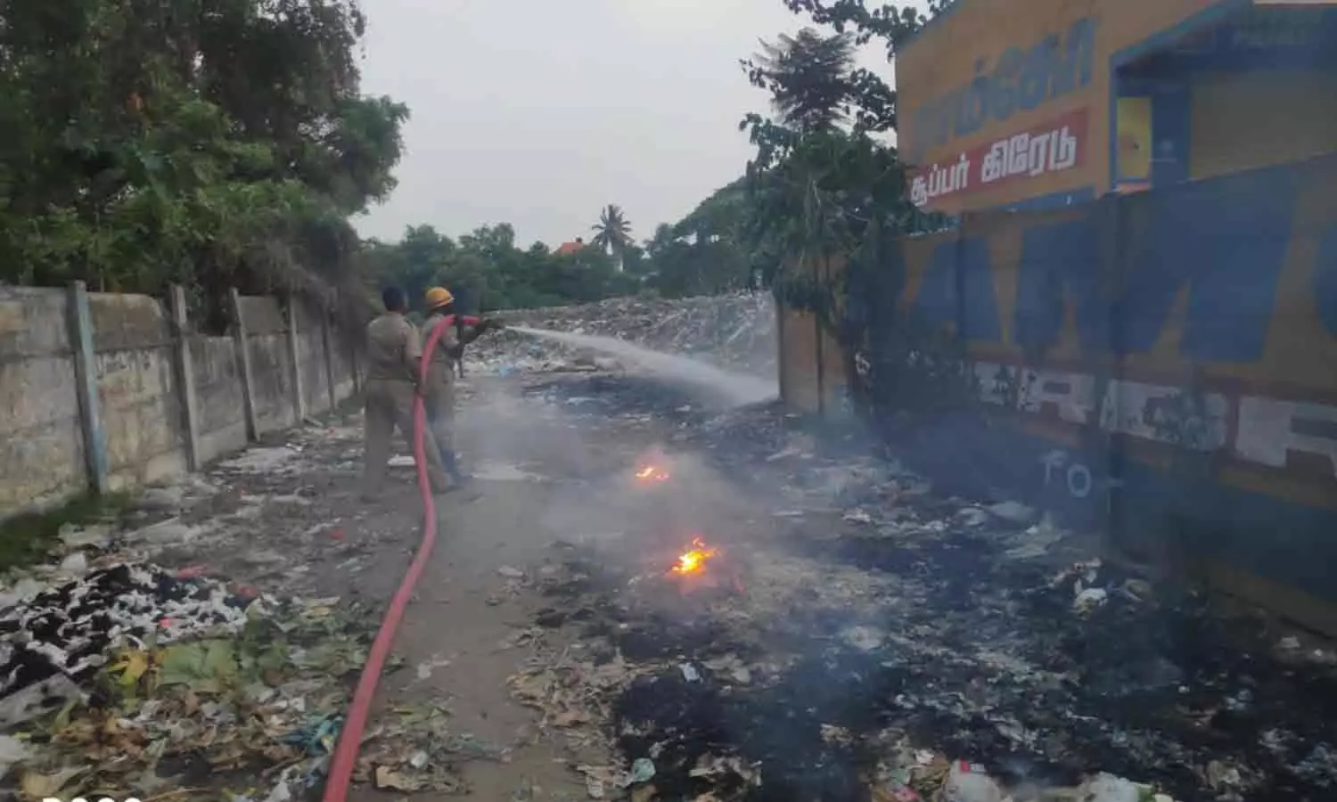 குப்பையை தீ வைத்து எரித்த மர்ம நபர்கள்