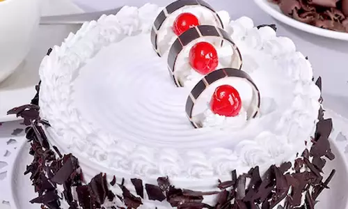 500-க்கு 185 மார்க் வாங்கி தேர்ச்சி பெற்ற மகனை கேக் வெட்ட வைத்து கொண்டாடிய பெற்றோர்