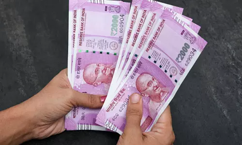 ரூ.2 ஆயிரம் நோட்டுகள் வருகை அதிகரிப்பு- பெட்ரோல் நிலையங்களில் எதிரொலிக்கும் சில்லரை தட்டுப்பாடு