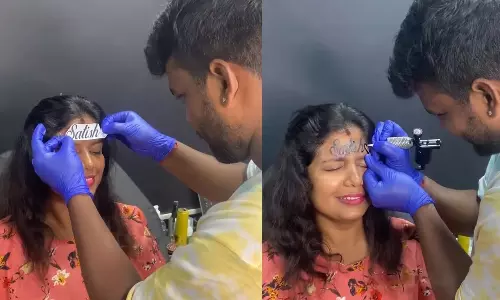 அதீத காதல்: கணவரின் பெயரை நெற்றியில் பச்சை குத்திக் கொண்ட மனைவி