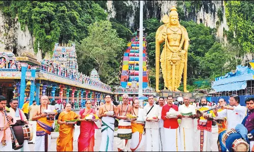 தமிழக கோவில்களில் இருந்து மலேசியா பத்துமலை முருகன் கோவிலுக்கு அனுப்பப்பட்ட வஸ்திர மரியாதை