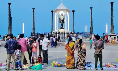 காந்தி சிலை எதிரே வியாபாரிகள் நூதன போராட்டம்