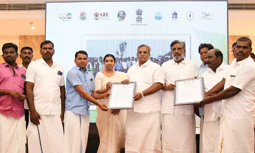 கரை ஒதுங்கிய திமிங்கலத்தை மீட்டு ஆழ்கடலில் விட்ட மீனவர்களுக்கு ரூ.10 ஆயிரம் பரிசு-சான்றிதழ்